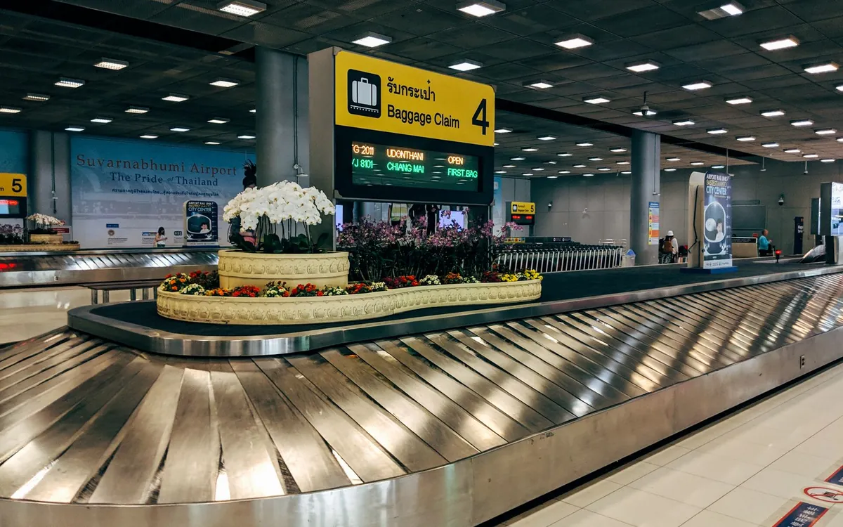 Bagageband in de bagagehal na aankomst op Schiphol