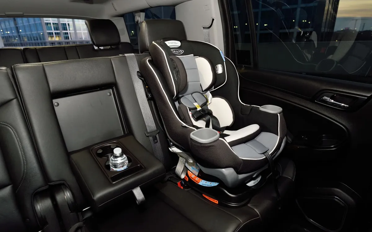 Kinderzitje op de achterbank van een auto
