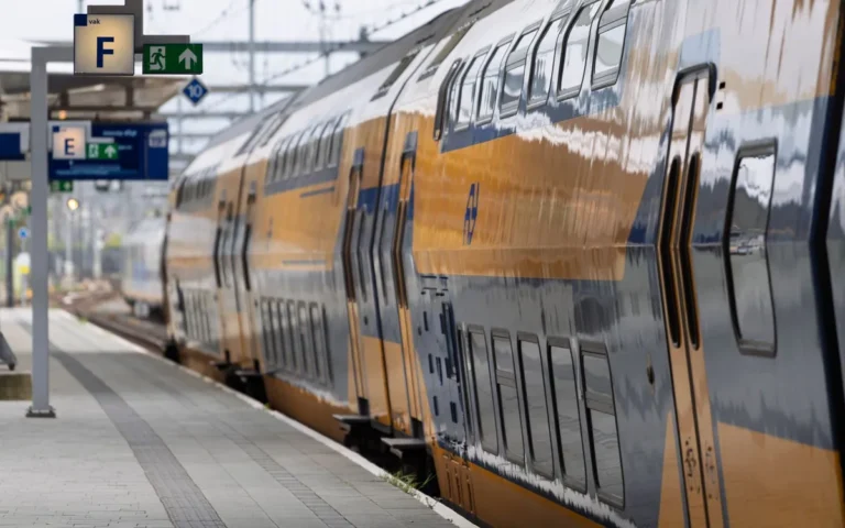Dubbeldekstrein op het perron van een Nederlands station