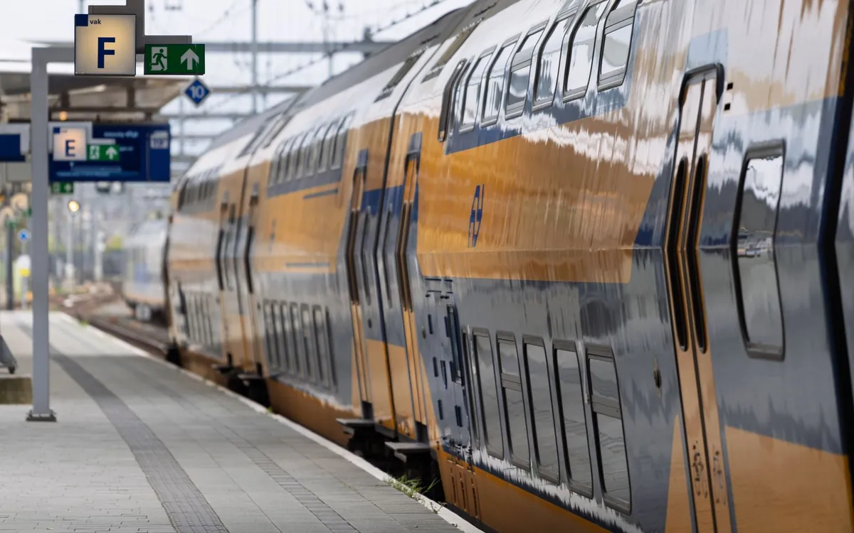 Dubbeldekstrein op het perron van een Nederlands station