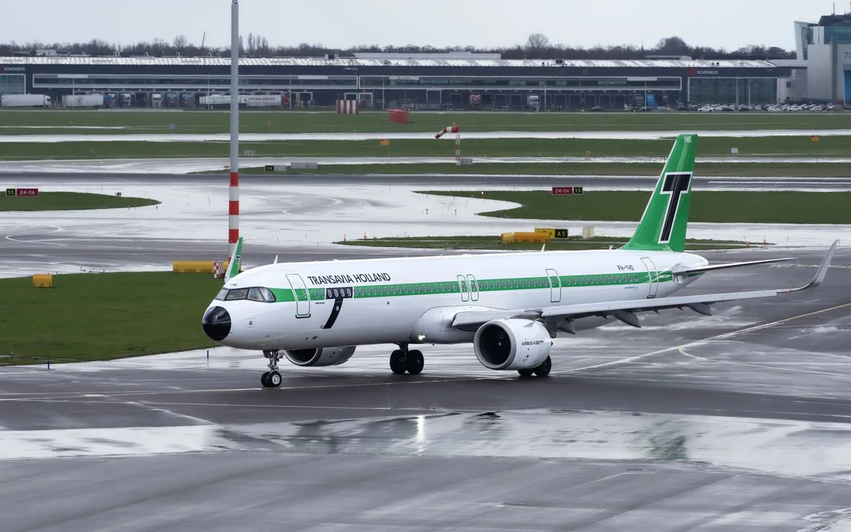Vliegtuig op het platform van een Nederlandse luchthaven