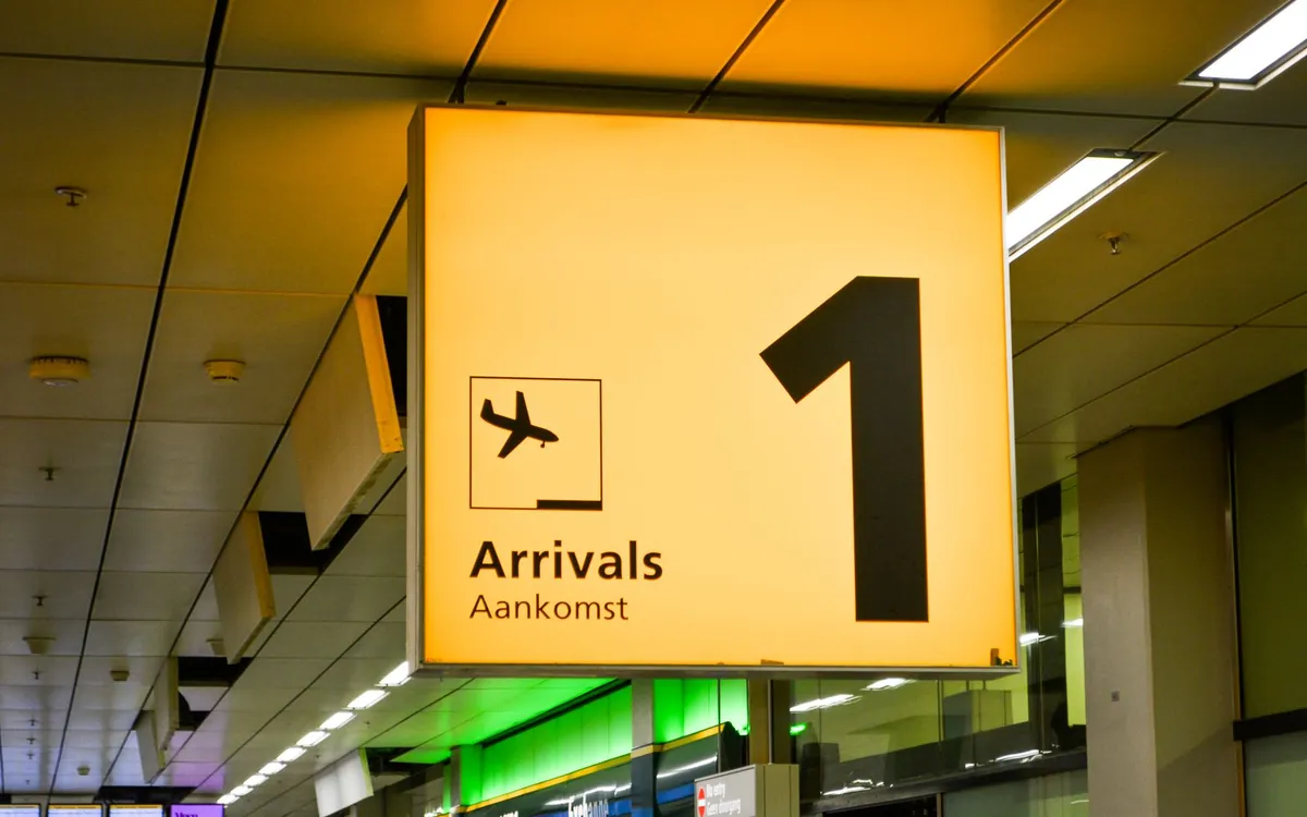 Bord Arrivals Aankomst in de aankomsthal van Schiphol